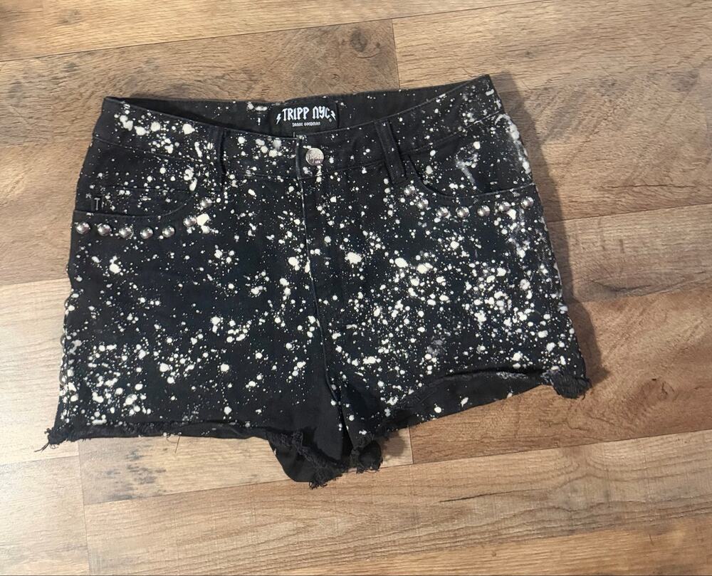 Tripp NYC women’s black white paint splatter with metallic stud jeans shorts